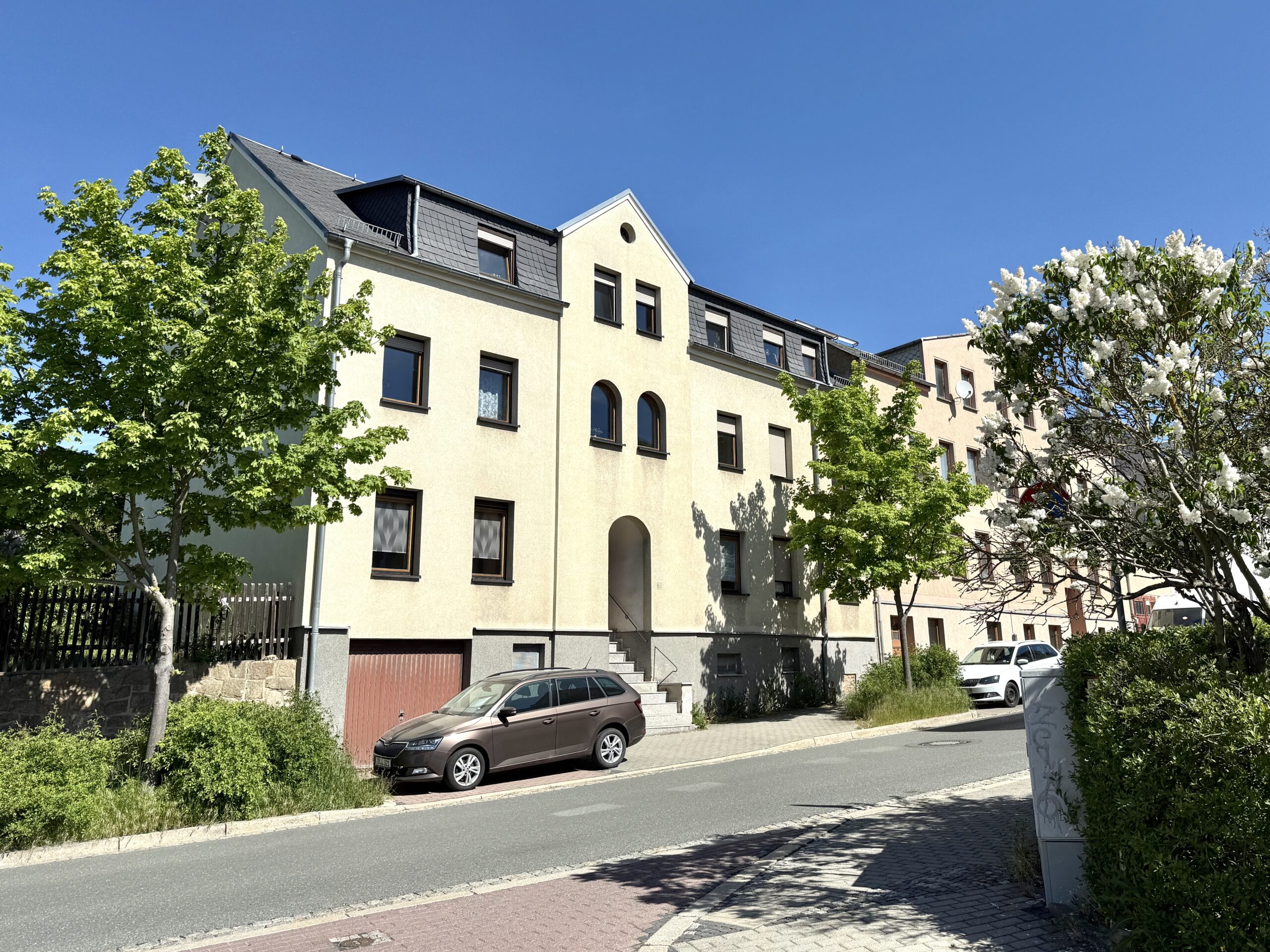 Mehrfamilienhaus mit großem Garten, Garage und herrlichem Fernblick – Ideal für Kapitalanleger und Eigennutzer!